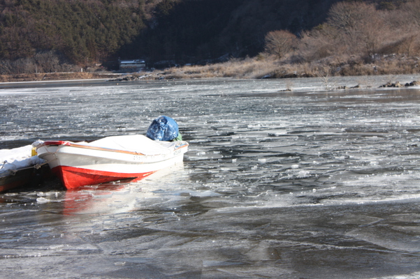 氷雪の湖とボート/癒し憩い画像データベース