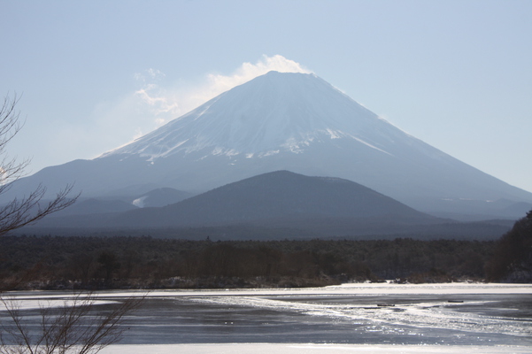 冬の富士山と氷雪の湖