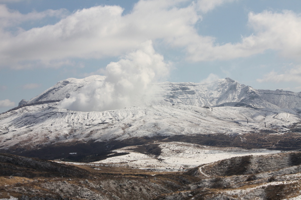 白煙を上げる冬の阿蘇中岳