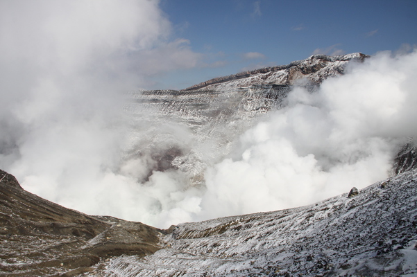 積雪の阿蘇中岳の噴火口