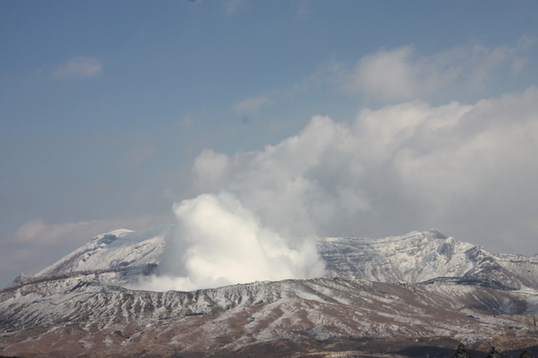 積雪の阿蘇「草千里展望台」から見た「中岳の白煙」