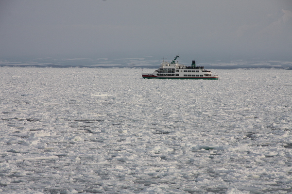 流氷原と観光船/癒し憩い画像データベース
