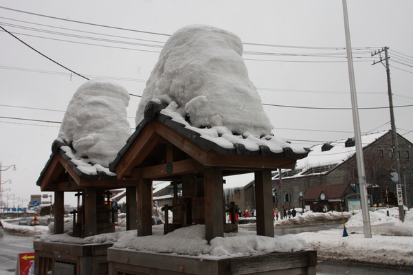 積雪の小樽の街角