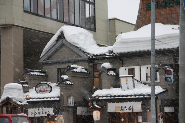 積雪の小樽の街並み