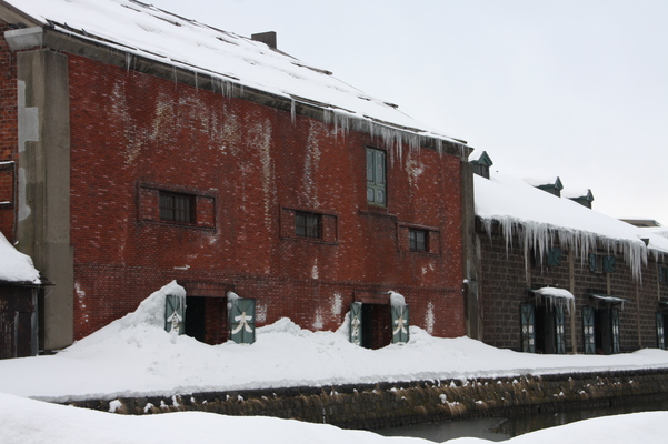 積雪の小樽運河「倉庫群」とつらら