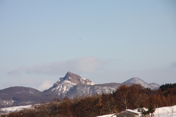 積雪の「昭和新山」遠望