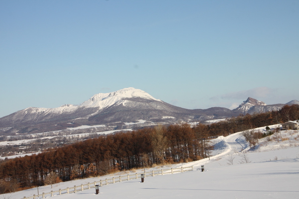 積雪の「有珠山」（左）と「昭和新山」（右）の遠望