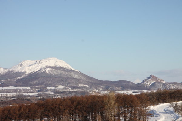 積雪の「有珠山」（左）と「昭和新山」（右）の遠望