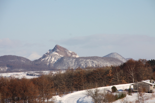 積雪の「昭和新山」遠望