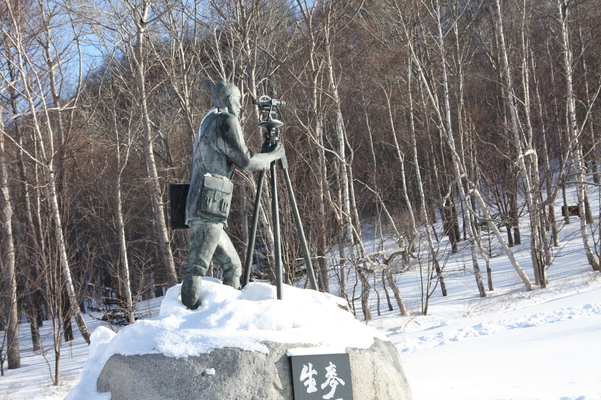 雪の「「三松正夫氏像」
