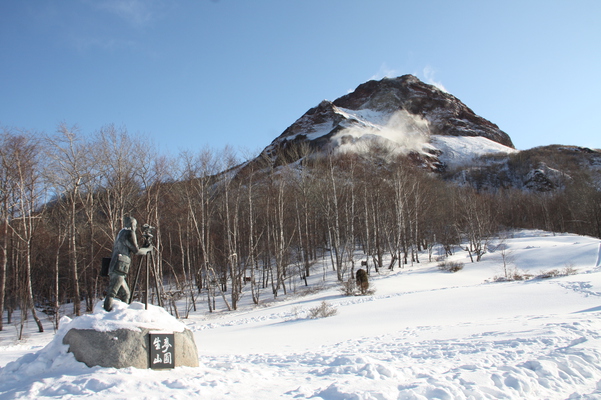 積雪の「昭和新山」と「三松正夫氏像」