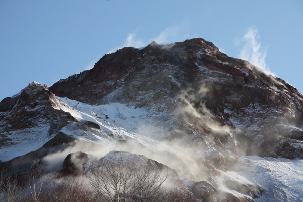 昭和新山の雪と白煙