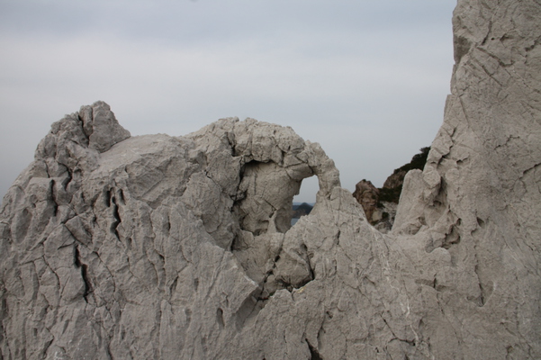 白い石灰岩の岩場