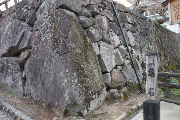 弘前城の「亀石」と石垣