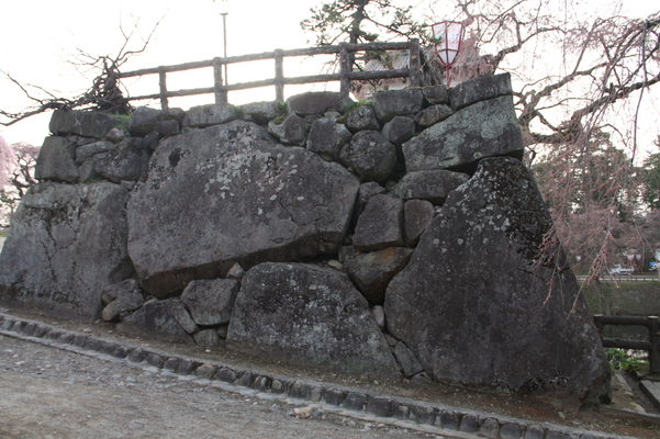 津軽・弘前城の「亀石」