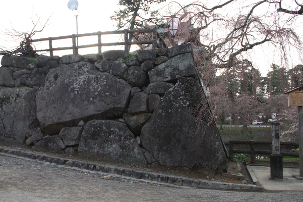 津軽・弘前城の「亀石」