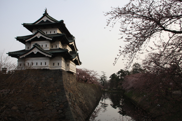 津軽・弘前城の「天守閣」と濠