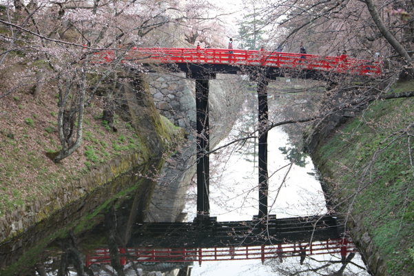 津軽・弘前城の「下乗橋」と濠