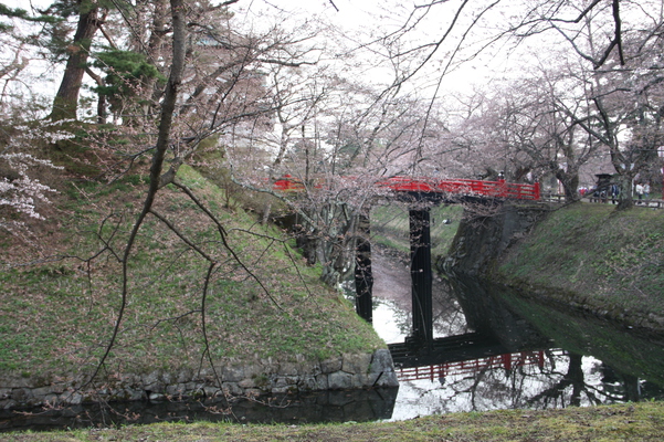津軽・弘前城の「下乗橋」と濠