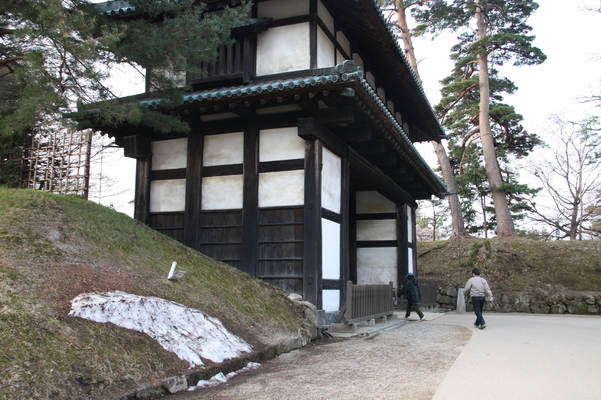 津軽・弘前城の「南内門」と春の残雪