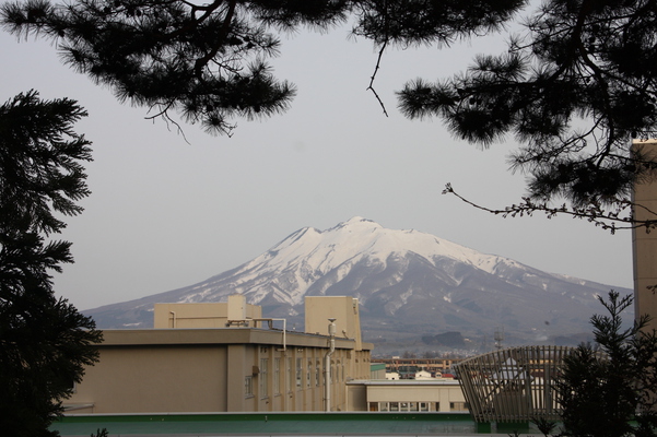 弘前城から見た「岩木山（津軽富士）」