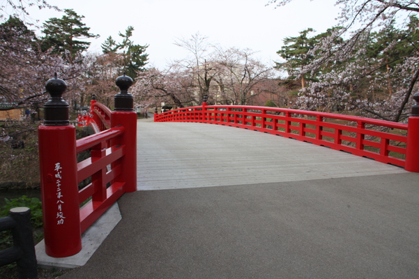 津軽・弘前城の「杉の大橋」