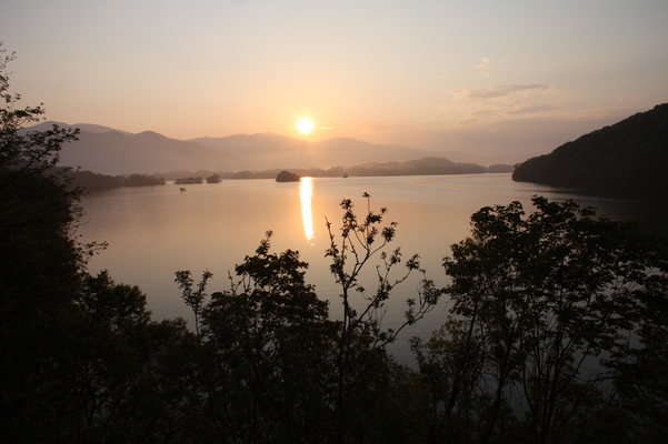 裏磐梯「桧原湖」からの朝日/癒し憩い画像データベース