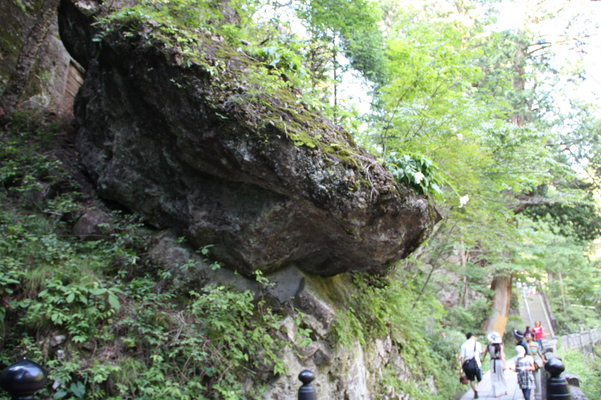 「行者渓」そばの巨岩