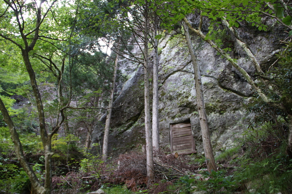 榛名神社の巨岩と「東面堂」入り口