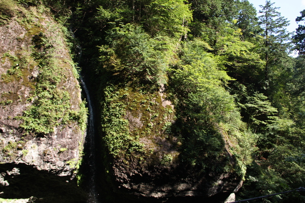 榛名神社の「瓶子の滝」と岩壁