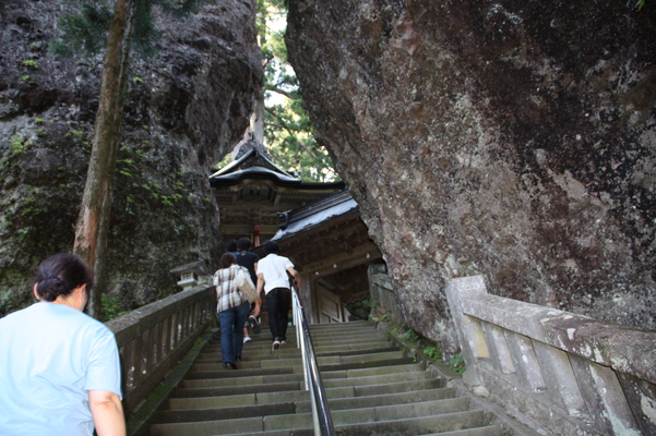 榛名神社の「双龍門」、「神門」と巨石