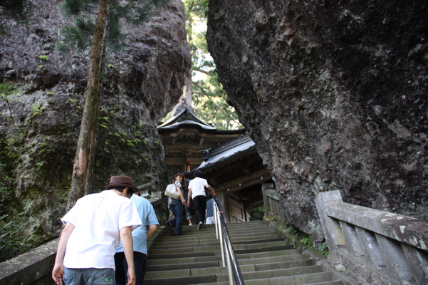 榛名神社の「双龍門」、「神門」と巨石