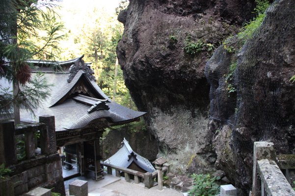 榛名神社の「双龍門」と巨石