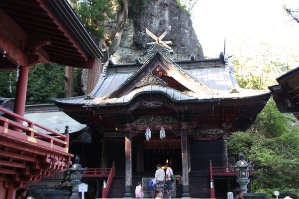 榛名神社の「本殿」と「御姿岩」