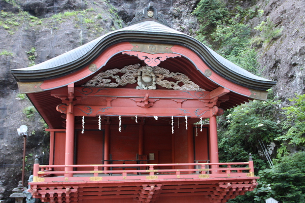 榛名神社の「神楽殿」と巨岩