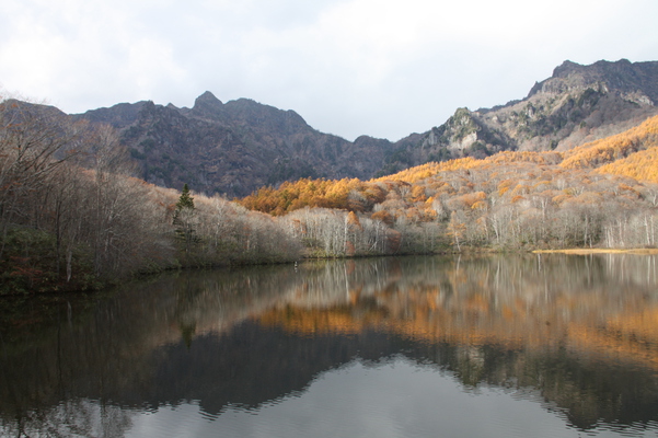 秋の戸隠高原「鏡池」と戸隠連峰の影