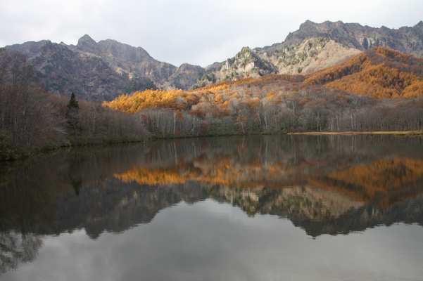 「鏡池」に宿す秋の戸隠連山/癒し憩い画像データベース