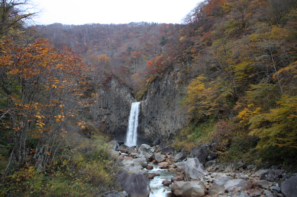 晩秋の妙高「苗名滝」と渓流