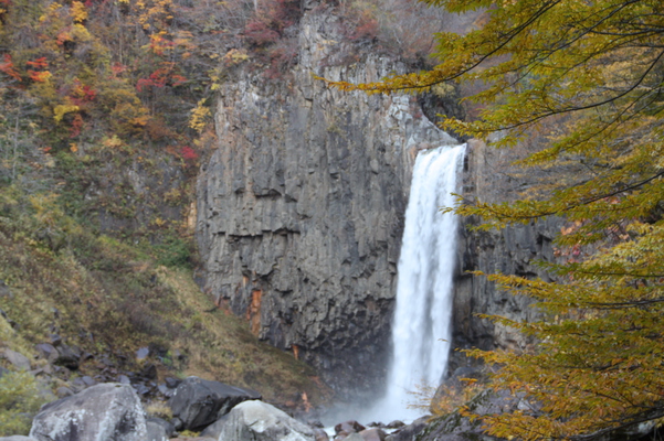 黄葉と妙高「苗名滝」/癒し憩い画像データベース