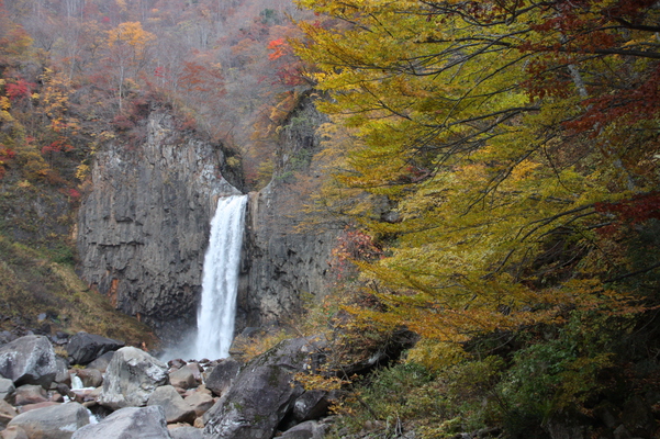 晩秋の妙高「苗名滝」/癒し憩い画像データベース