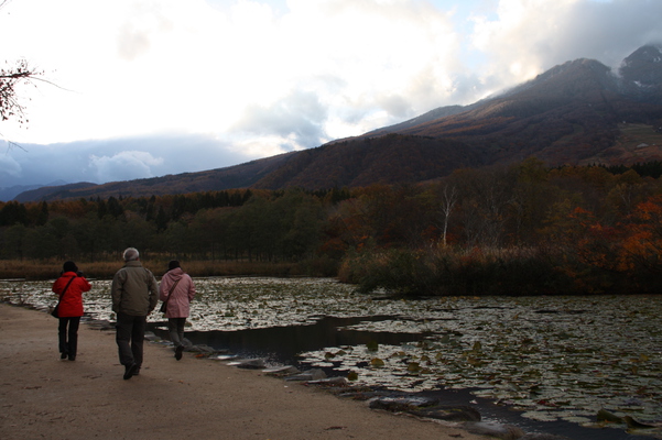 晩秋の「いもり池」と妙高山の裾野/癒し憩い画像データベース