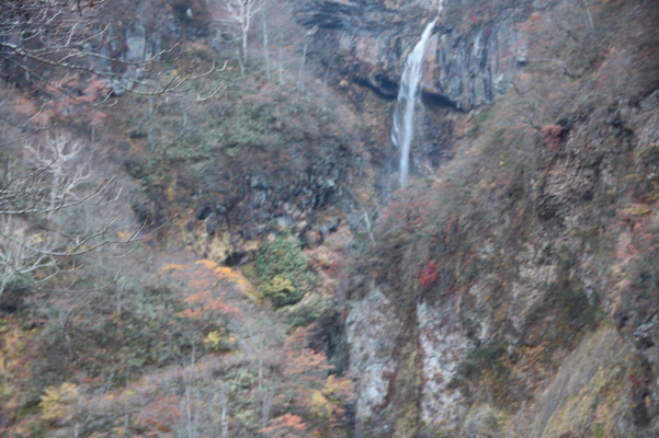 晩秋の枯木立と妙高「惣滝」