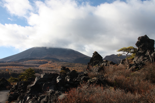 「鬼押出し園」の溶岩原と浅間山
