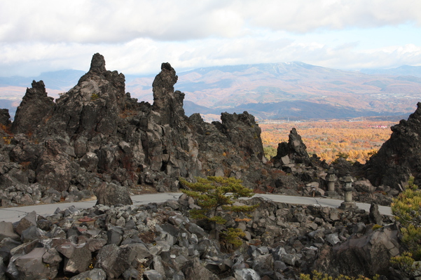 「鬼押出し園」の溶岩原と散策路