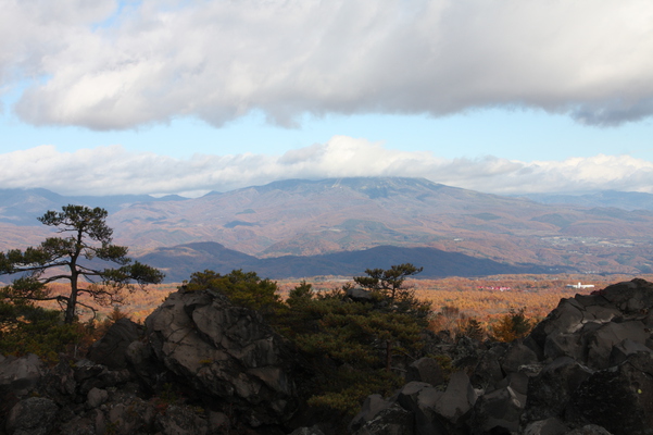浅間山「鬼押出し園」の溶岩原と晩秋模様