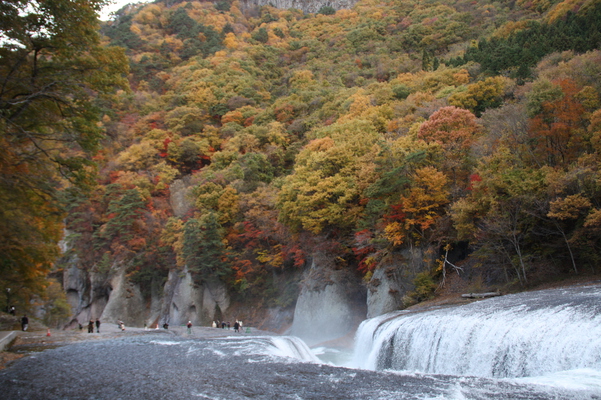 晩秋の「吹割渓谷・吹割の滝」と岩壁