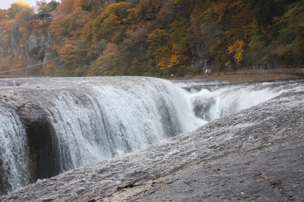 秋の「吹割の滝」と水煙