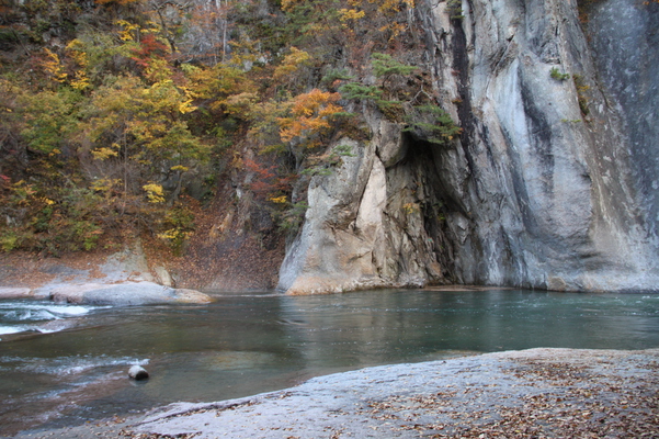 秋の「吹割の滝」傍の奇岩