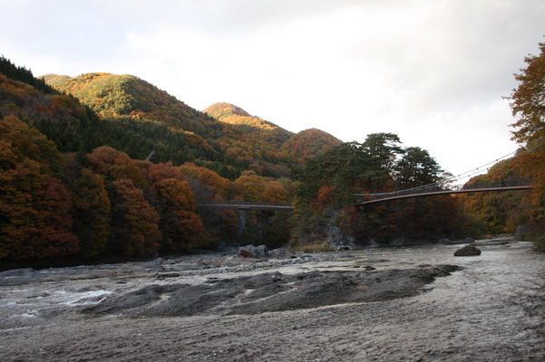 晩秋の「吹割渓谷」と「吹割橋（左）」・「浮島橋（右）」