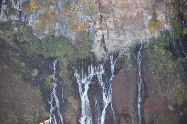 華厳の滝の「岩の間から流れ落ちる伏流の滝筋」